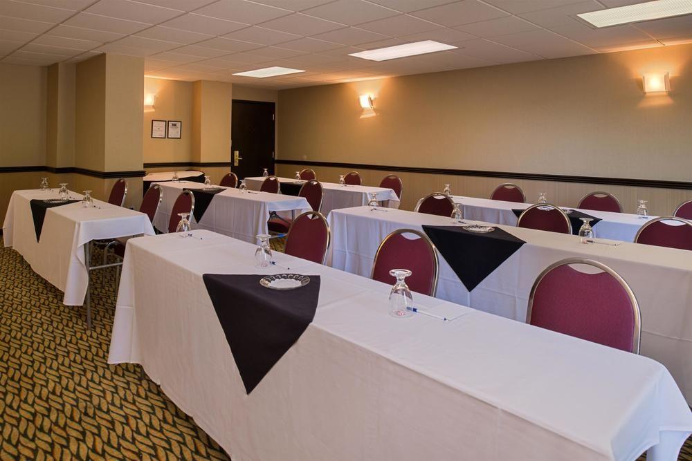Ramada Plaza Rochester Airport Экстерьер фото