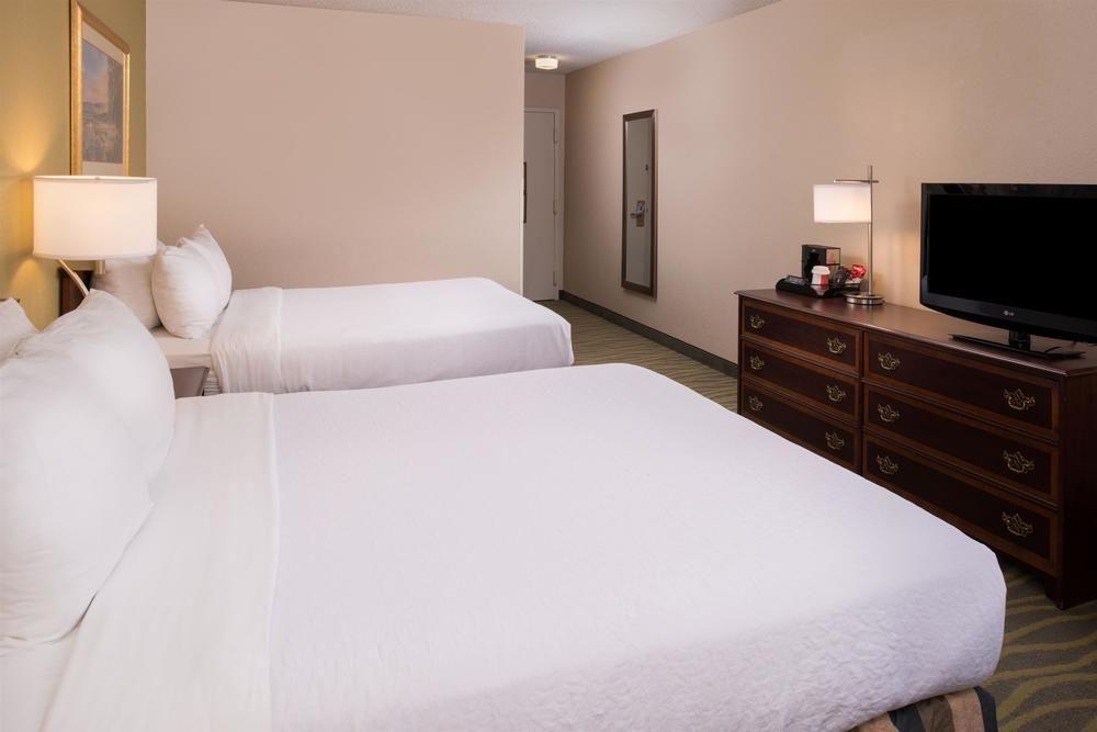 Ramada Plaza Rochester Airport Экстерьер фото