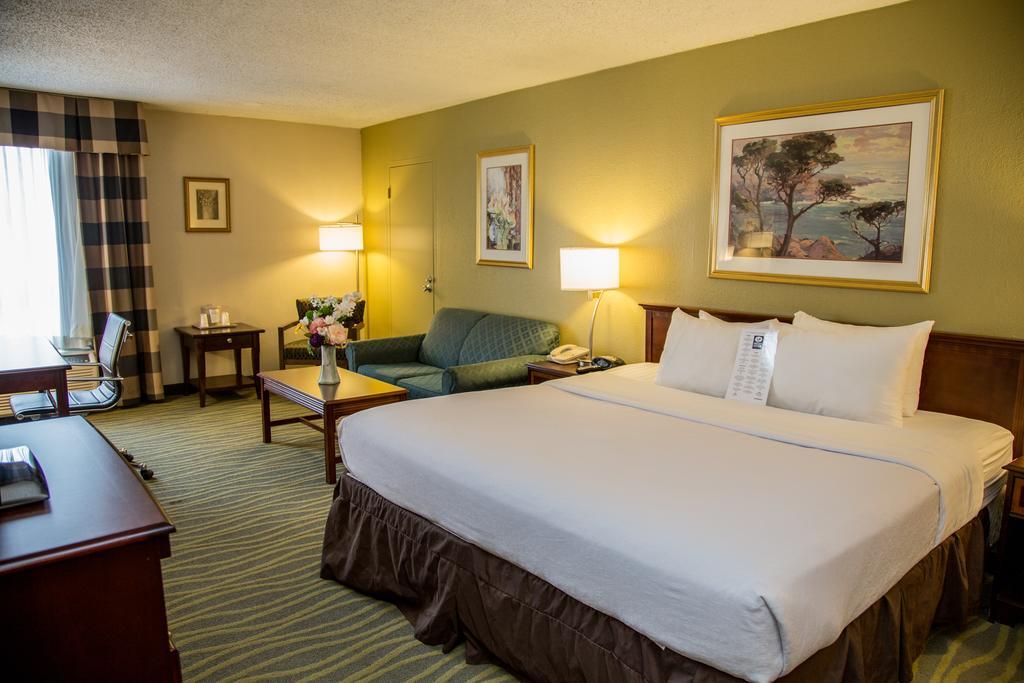 Ramada Plaza Rochester Airport Экстерьер фото